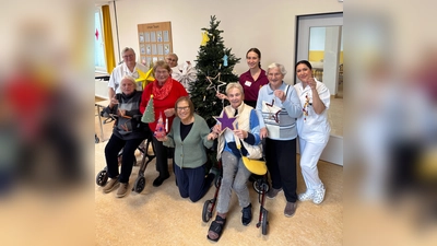 Die Mitarbeiterinnen Monika Helmer-Schamber (hinten von links), Natalia Serr, Dorothea Jung und Gizem Tüfekci freuen sich über eine besinnliche Adventszeit mit den Patienten in der geriatrischen Tagesklinik des St. Rochus Krankenhauses in Steinheim. (Foto: KHWE)