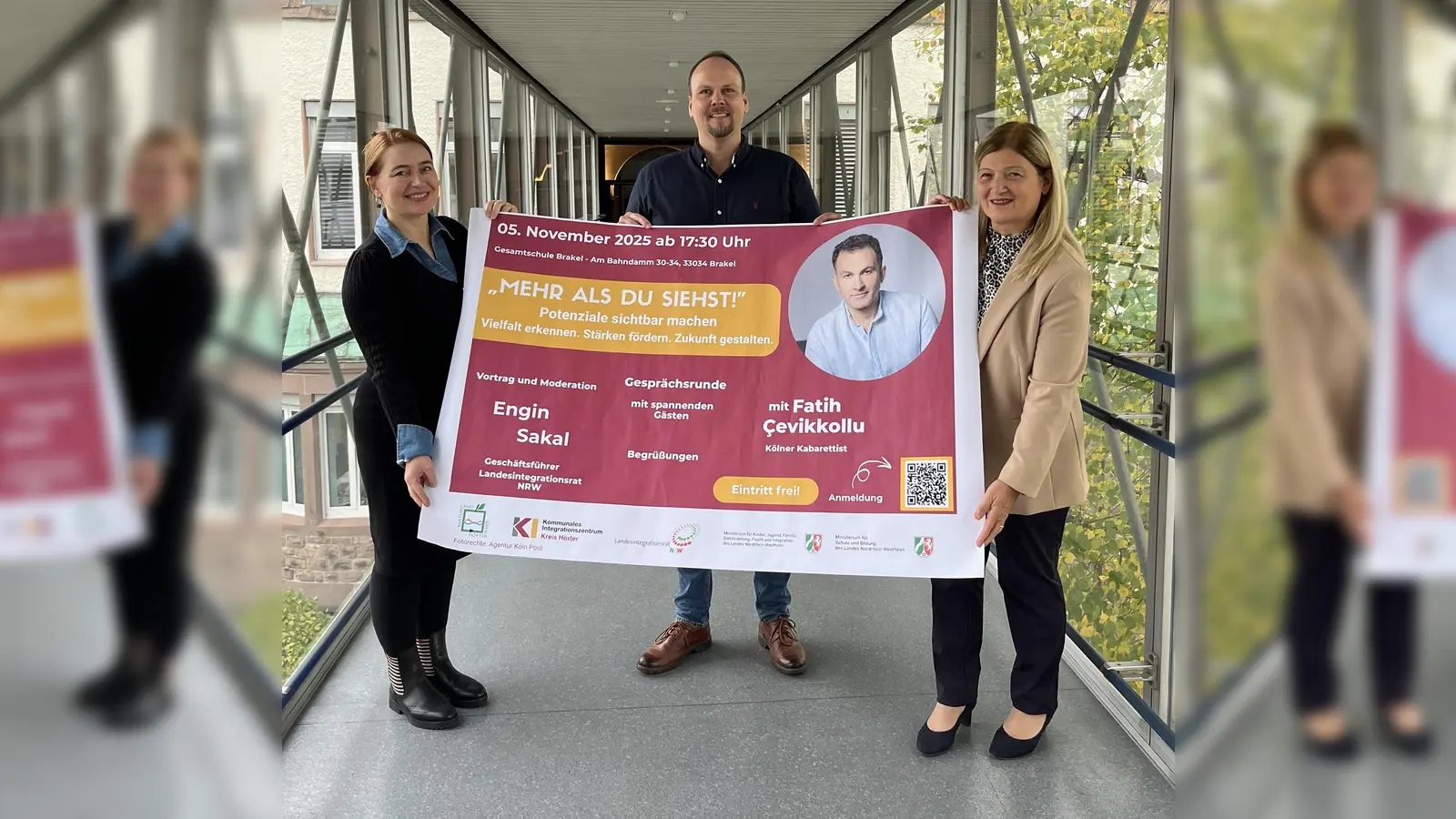Freuen sich auf die Veranstaltung „Mehr als du siehst!“ in Brakel und laden Interessierte dazu ein (v.l.): Kreisdirektorin Manuela Kupsch, Dominic Gehle (Abteilungsleiter Bildung und Integration beim Kreis Höxter) und Filiz Elüstü (Teamleiterin des Kommunalen Integrationszentrums des Kreises Höxter). (Foto: Kreis Höxter)