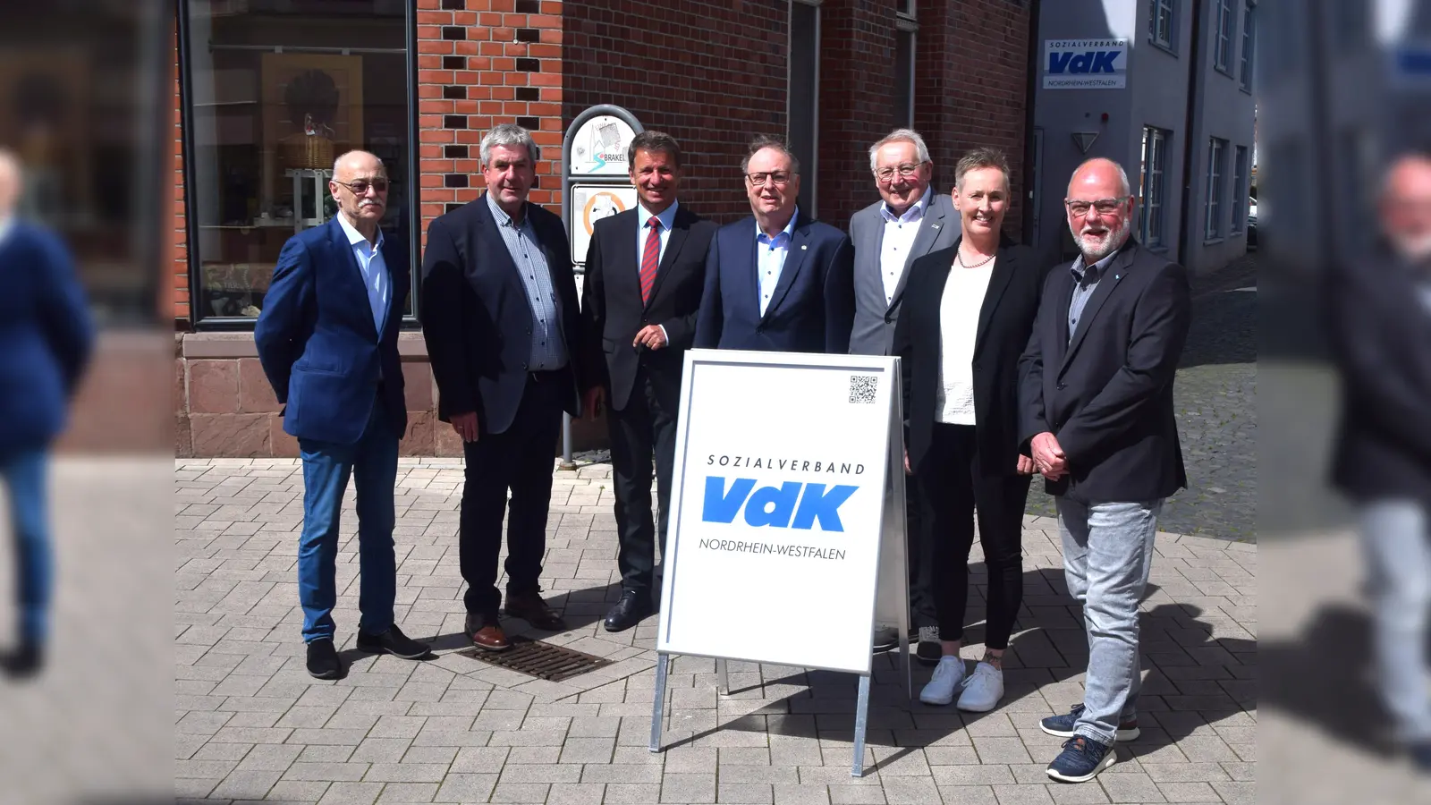 V.l.: Horst Vöge (VdK-Landesvorsitzender), Herman Temme (Bürgermeister Stadt Brakel), Michael Stickeln (Landrat Kreis Höxter), Peter Bierwirth (Vorsitzender VdK Höxter), Ulrich Schwarte (Kreiskassierer VdK Höxter), Tanja Müller (Geschäftsführerin VdK Höxter) und Frank Franke (ehemaliger Geschäftsführer VdK Höxter). (Foto: privat)