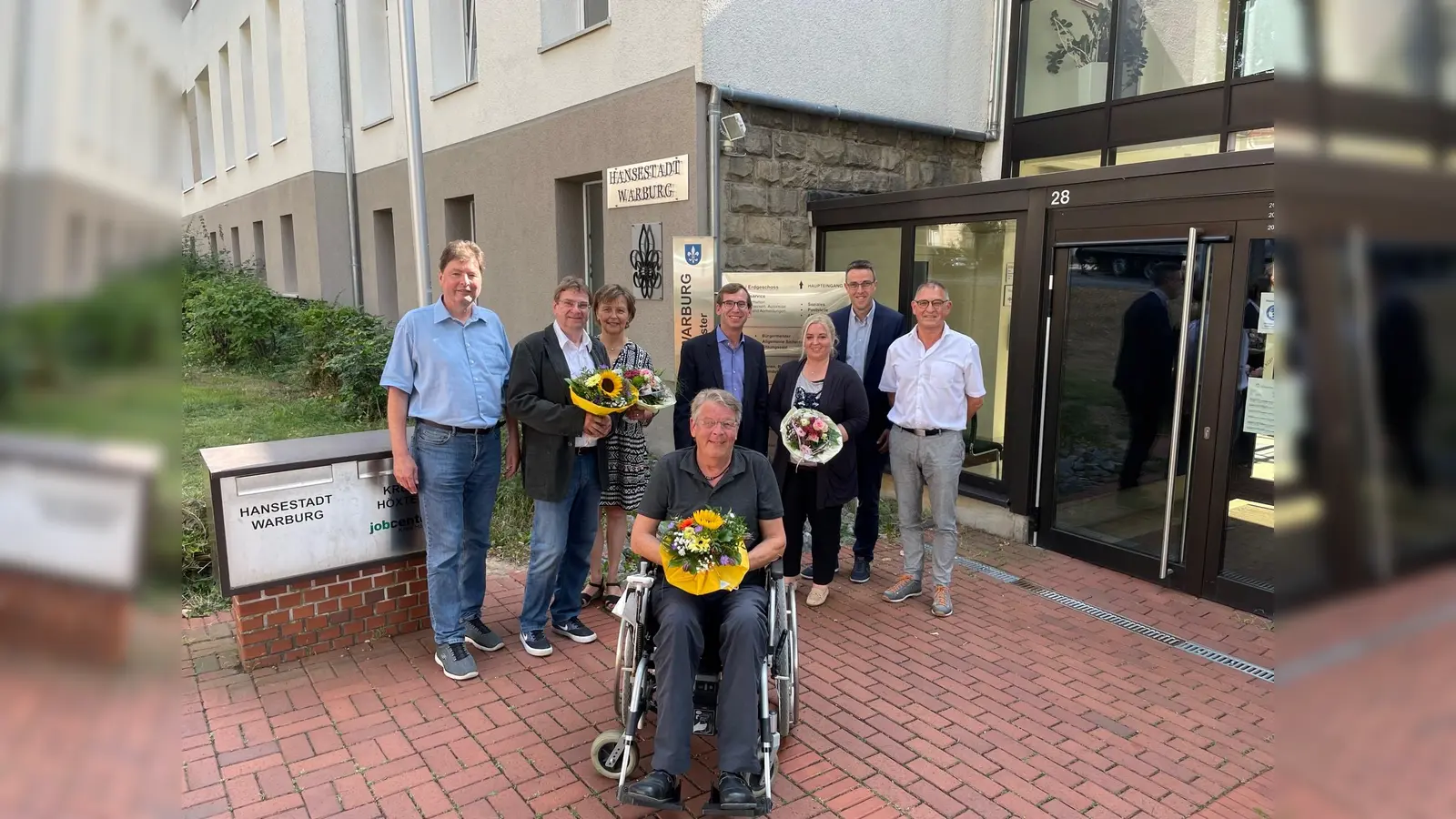 Andreas Scholle (Fachbereichsleiter FB IV Ordnung und Soziales) Harald Hosse, Leonie Brenke-Gerwig, Dr. Andreas Knoblauch-Flach, Bürgermeister Tobias Scherf, Alida Huß, Erster Beigeordneter Andreas Niggemeyer und Armin Sander (kommissarischer Fachbereichsleiter I.II Finanzen und Forst).  (Foto: Hansestadt Warburg)