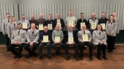 Der Vorstand mit den auf der Jahreshauptversammlung anwesenden Geehrten (hinten von links): Michael Kuhaupt, Maja Rodenberg, Rainer Weitzenbürger, Ingo Tillmann, Christoph Meyer, Peter Brenneke, Peter Dördelmann, Dieter Tillmann, Ralf Mönikes, Werner Hoemann, Michael Hanewinkel, Hanna Weitzenbürger, Clemens Gerdes, (vorne von links) Martin Happe, Moritz Rochell, Ernst Gaidzik, Michael Weber, Johannes König, Markus Meyer, Claudia Armbrecht. (Foto: privat)