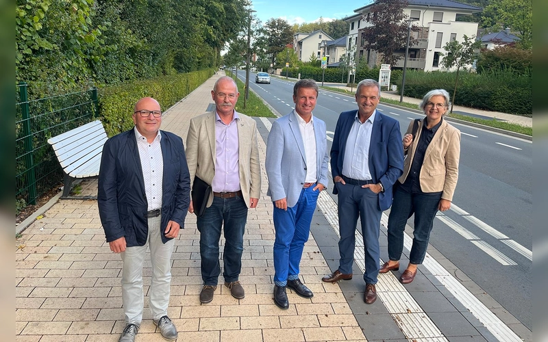 Blicken zufrieden auf die laufende Neugestaltung der Brunnenstraße in Bad Driburg: Landrat Michael Stickeln (Mitte), Bad Driburgs Bürgermeister Burkhard Deppe (r.), Detlef Gehle (2. v. r., 2. Stellv. Bürgermeister), Heike Lockstedt-Macke (Leiterin der Abteilung Straßen des Kreises Höxter) und Hubertus Breker (Abteilung Straßen des Kreises Höxter). (Foto: Kreis Höxter)