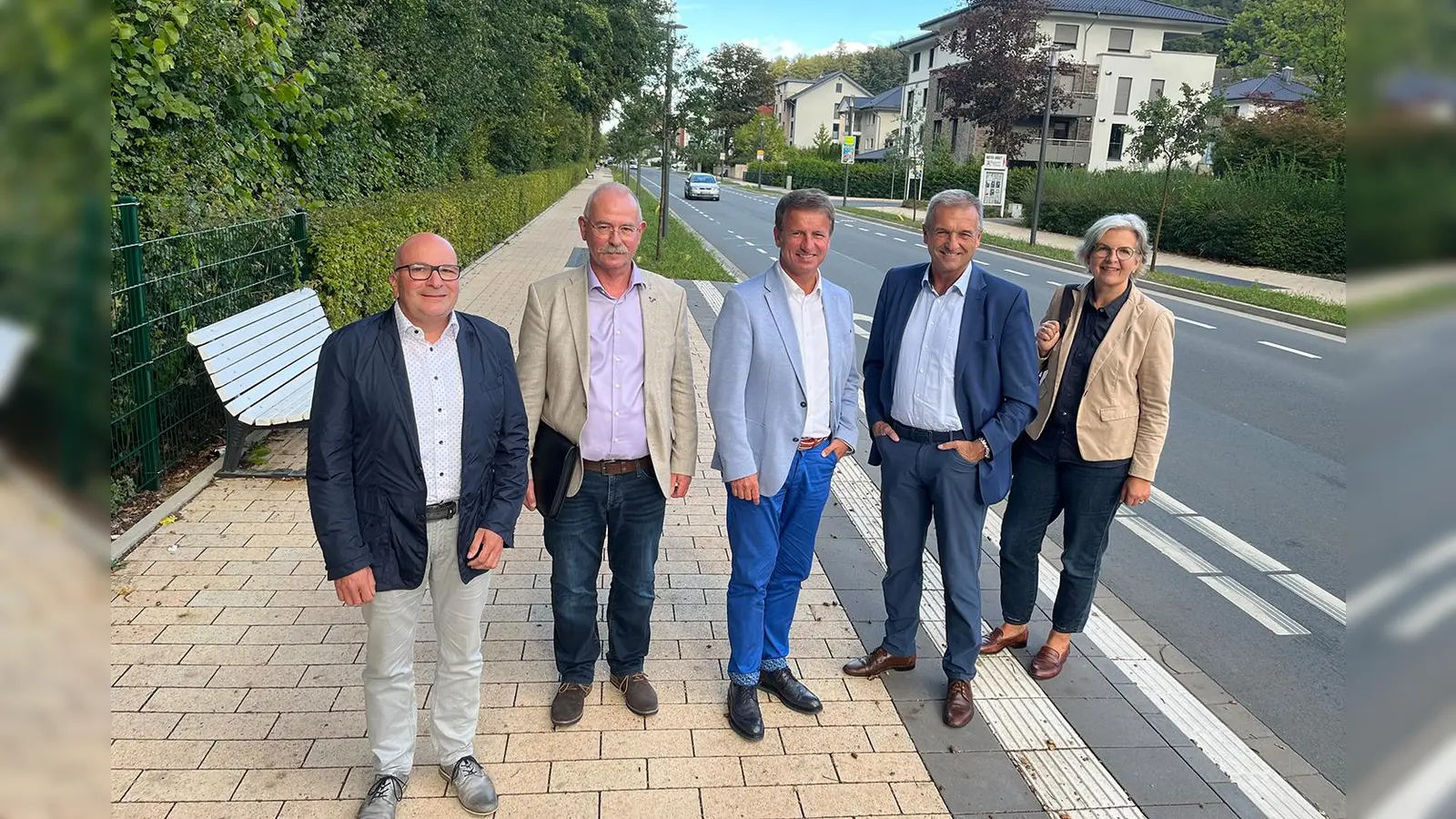 Blicken zufrieden auf die laufende Neugestaltung der Brunnenstraße in Bad Driburg: Landrat Michael Stickeln (Mitte), Bad Driburgs Bürgermeister Burkhard Deppe (r.), Detlef Gehle (2. v. r., 2. Stellv. Bürgermeister), Heike Lockstedt-Macke (Leiterin der Abteilung Straßen des Kreises Höxter) und Hubertus Breker (Abteilung Straßen des Kreises Höxter). (Foto: Kreis Höxter)
