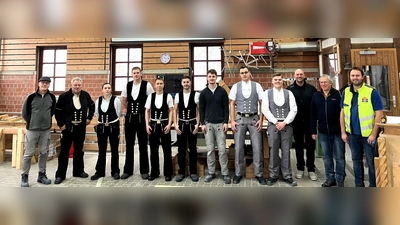 V.l.: Die erfolgreichen Prüflinge zusammen mit den Ausbildern Friedhelm Bröker (überbetriebliche Unterweisung Maurer) und Frank Temme (überbetriebliche Unterweisung Zimmerer) sowie dem Prüfungsausschussmitglied Mateusz Nickel, dem Berufsschullehrer Eilhard Börning und Prüfungsausschussvorsitzender Andree Moczek. (Foto: Kreishandwerkerschaft Höxter-Warburg)