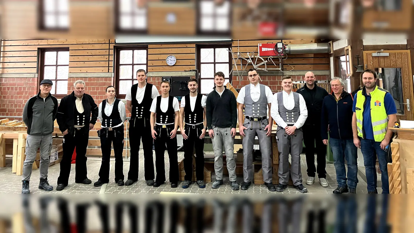 V.l.: Die erfolgreichen Prüflinge zusammen mit den Ausbildern Friedhelm Bröker (überbetriebliche Unterweisung Maurer) und Frank Temme (überbetriebliche Unterweisung Zimmerer) sowie dem Prüfungsausschussmitglied Mateusz Nickel, dem Berufsschullehrer Eilhard Börning und Prüfungsausschussvorsitzender Andree Moczek. (Foto: Kreishandwerkerschaft Höxter-Warburg)