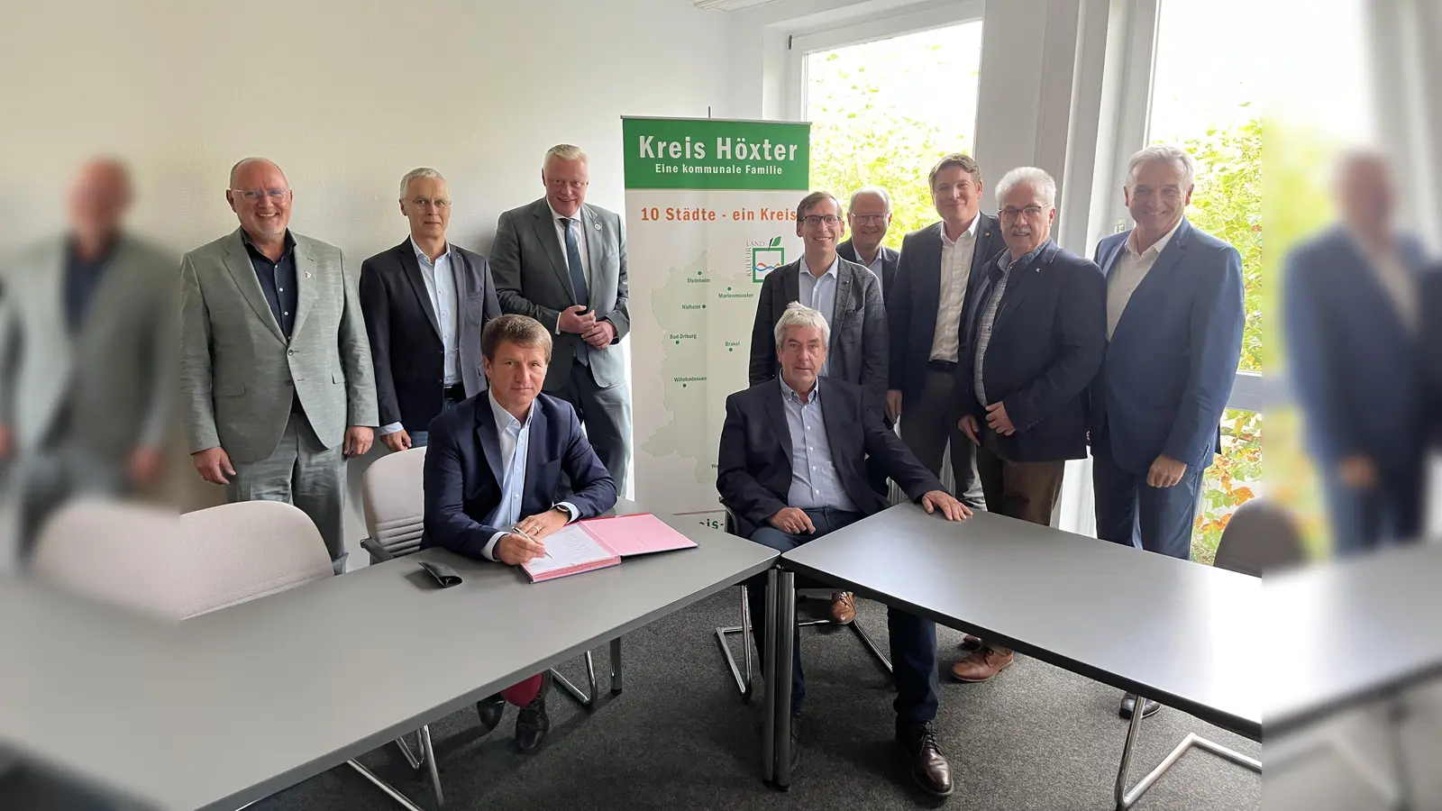 Möchten mit einem neuen Digitalnetzwerk gemeinsam die Chancen der Digitalisierung für die Menschen im Kreis Höxter noch besser nutzen: Landrat Michael Stickeln (sitzend l.) und die Bürgermeister (v.l.) Johannes Schlütz (Nieheim), Josef Suermann (Marienmünster), Daniel Hartmann (Höxter), Hermann Temme (Brakel, stellv. Sprecher der Bürgermeister im Kreis Höxter), Tobias Scherf (Hansestadt Warburg), Hubertus Grimm (Beverungen), Nicolas Aisch (Borgentreich), Norbert Hofnagel (Willebadessen) und Burkhard Deppe (Bad Driburg). Auf dem Foto fehlt Steinheims Bürgermeister Carsten Torke. (Foto: Kreis Höxter)