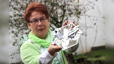 Landfrau Gaby Beckmann zeigt eine der Bienen, die bei der großen Outdoor-Ausstellung im Weserbogen zu sehen sein werden. Kreiert worden ist diese Biene im Kreativhof Bellersen. (Foto: LGS/Madita Schellenberg)