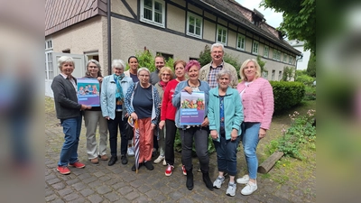Ehrenamtlich Mitarbeitende des Mittagstisches mit Pfarrer Tim Wendorff, Presbyter Reinhard Großkopf, Geschäftsführerin der Diakonie Vanessa Kamphemann und Stellvertretung Brigitte Kaese. (Foto: Diakonie Paderborn-Höxter e.V.)