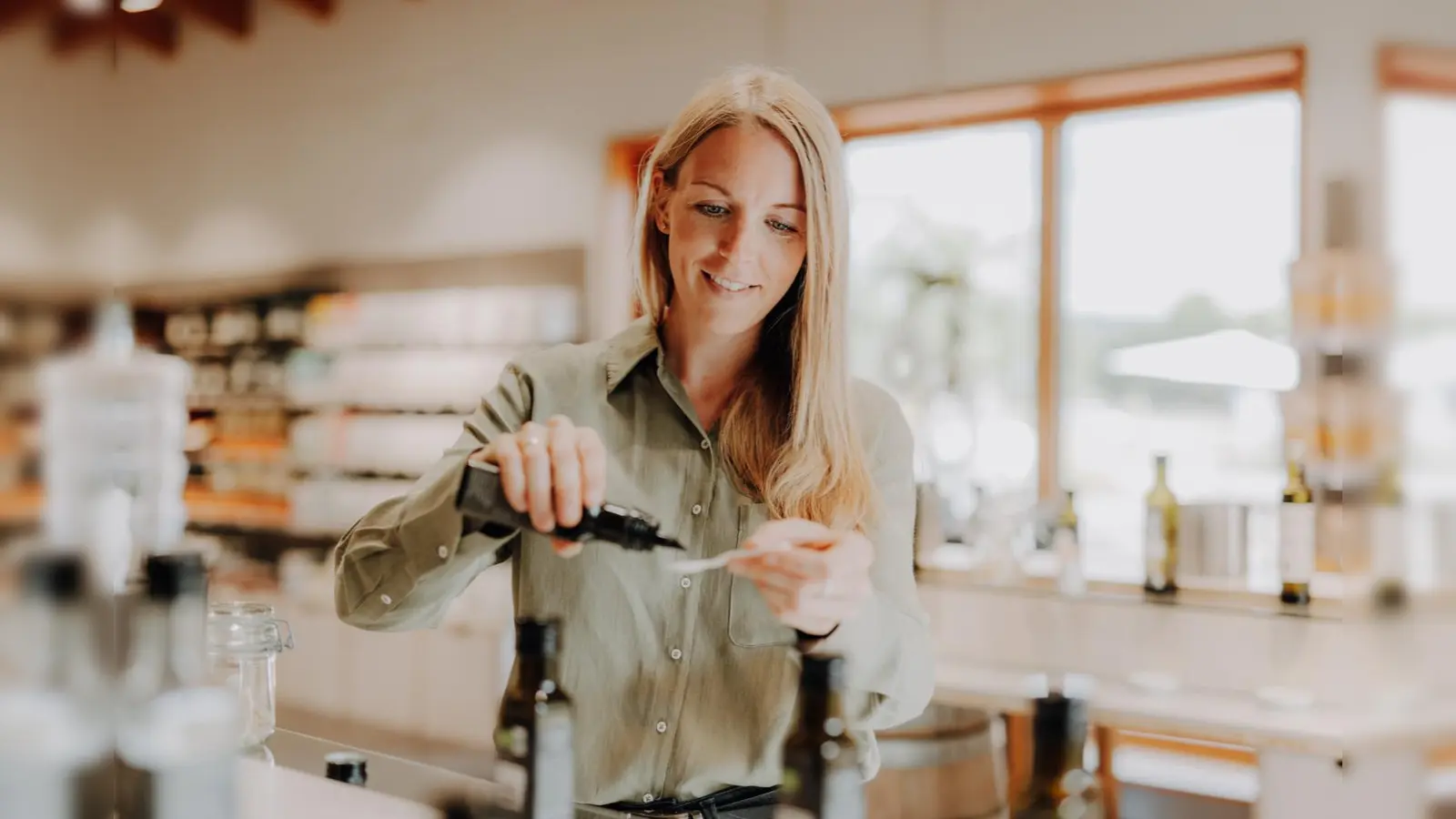 Die Bio-Spezialitäten der Ölmühle Solling können verkostet und Öl <br>selbst gepresst werden. (Foto: Maike Wittreck)