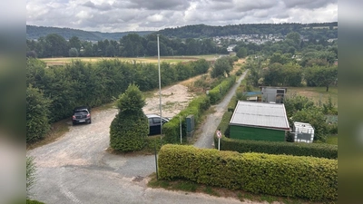 Entlang der Kleingartenanlage Papenwinkel, unterhalb der Asklepios Weserberglandklinik, entsteht ein neuer Abschnitt des Schelpe-Radwegs. (Foto: Stadt Höxter)