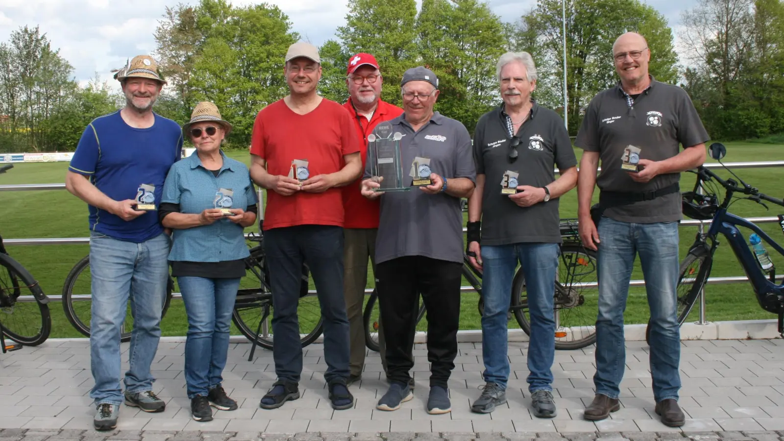 (v.l.) Eva Basan und Michael Strumpen (2. Platz, Boulefreunde Wehrden), Geraldo Swania und Helmut Schwuchow (Sieger, Team Weser-Bogen Beverungen), Jürgen Berkenhoff und Birger Frewert (3. Platz, Schelpe-Bouler Brenkhausen). In der Mitte Turnier-Organisator Winfried Gawandtka (Bouletten Borgentreich). (Foto: Winfried Gawandtka)