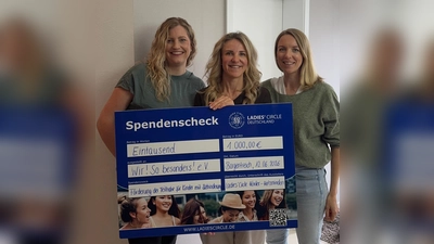 Übergabe des Spendenschecks. (Foto: privat)