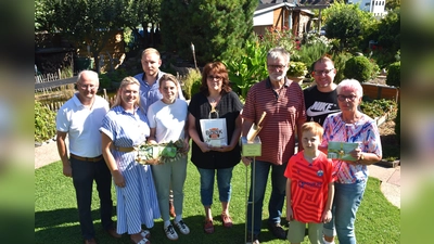 Bei der Siegerehrung (v. l.) Bürgermeister Hubertus Grimm und Umweltingenieur Florian Seela (Stadt Beverungen), Nicole Bartolles (Bev. Marketing), Sponsorin Anna Wohlgemuth, Elke Hoffmann (3. Platz) und Horst, Thorsten, Henry und Annette Hannich (1. Platz). Es fehlen Kerstin und Wolfgang Driehorst (2. Platz). (Foto: Barbara Siebrecht)