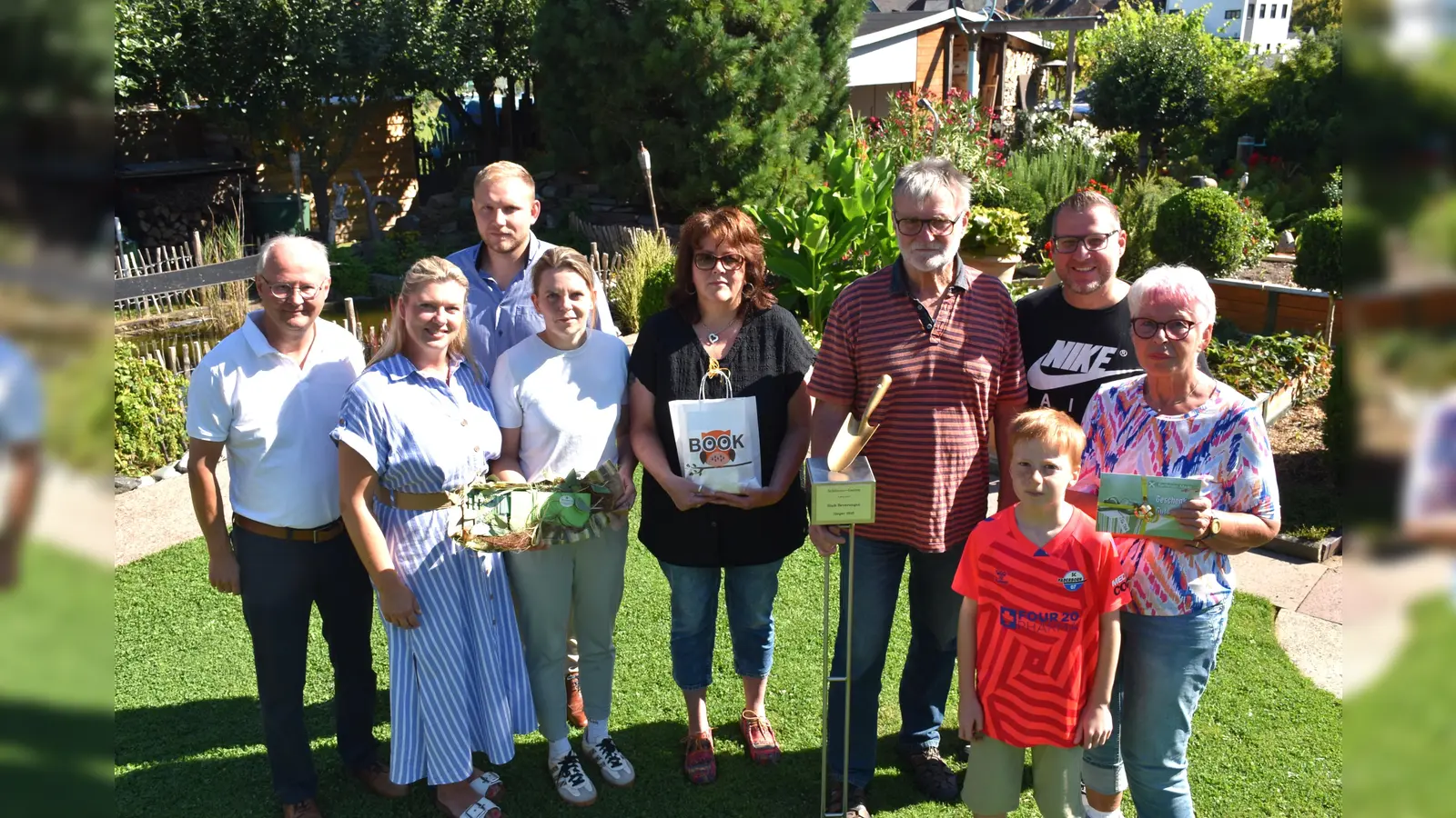 Bei der Siegerehrung (v. l.) Bürgermeister Hubertus Grimm und Umweltingenieur Florian Seela (Stadt Beverungen), Nicole Bartolles (Bev. Marketing), Sponsorin Anna Wohlgemuth, Elke Hoffmann (3. Platz) und Horst, Thorsten, Henry und Annette Hannich (1. Platz). Es fehlen Kerstin und Wolfgang Driehorst (2. Platz). (Foto: Barbara Siebrecht)