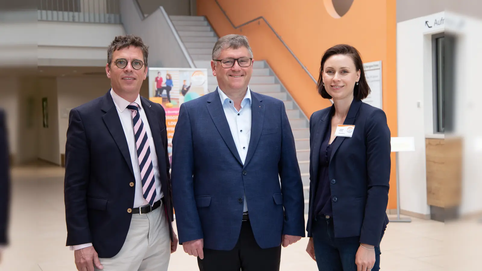 Zwei neue Fachärzte betreiben die HNO-Belegabteilung am St. Ansgar Krankenhaus in Höxter (v.l.): Dr. Laurent Rakenius und Dr. Georg Thönnissen mit der Standortleitung Juliane Gierke. (Foto: KHWE)