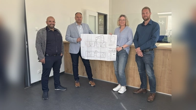 Ali Hijazi, Projektleiter des Umbaus, Landrat Michael Schünemann, Stefanie Ahlborn, Dezernentin für Jugend, Gesundheit und Soziales, und Fabian Fischer, stellvertretender Leiter des Bereichs Gebäudewirtschaft, haben sich vor Ort gemeinsam ein Bild gemacht. (Foto: Landkreis Holzminden)