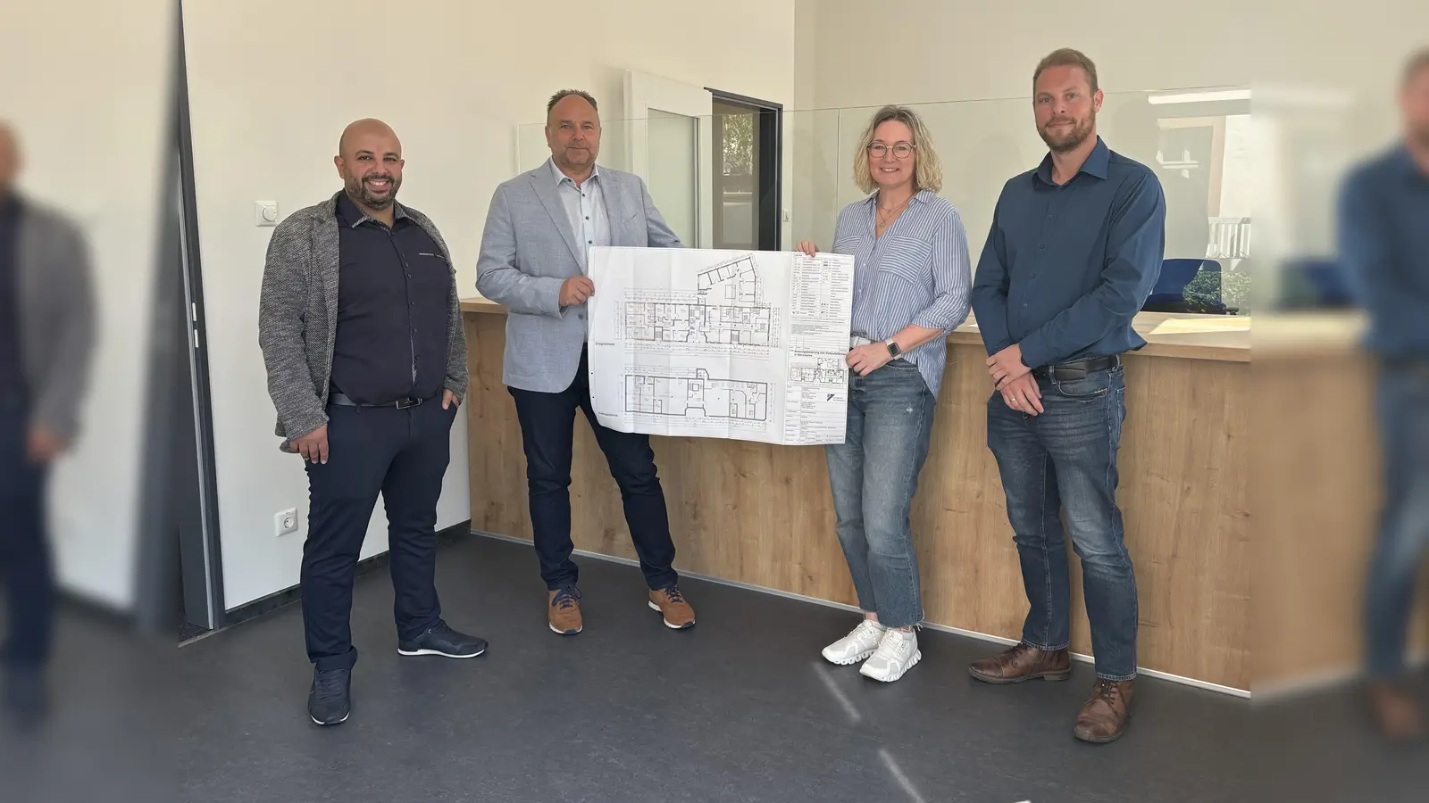 Ali Hijazi, Projektleiter des Umbaus, Landrat Michael Schünemann, Stefanie Ahlborn, Dezernentin für Jugend, Gesundheit und Soziales, und Fabian Fischer, stellvertretender Leiter des Bereichs Gebäudewirtschaft, haben sich vor Ort gemeinsam ein Bild gemacht. (Foto: Landkreis Holzminden)
