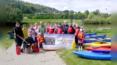 Stefan Brüngel von Weserbergland Aktiv (links) hat die Einweisung in die Boote bei der Generalprobe vorgenommen. Sponsor Norbert Drews von der Brigitte und Hans Drews-Stiftung (vorne links) freut sich über das verbindende Element des Weser-Wasser-Festes zwischen Holzminden und Höxter. (Foto: Schwannecke / Kreissportbund Holzminden)
