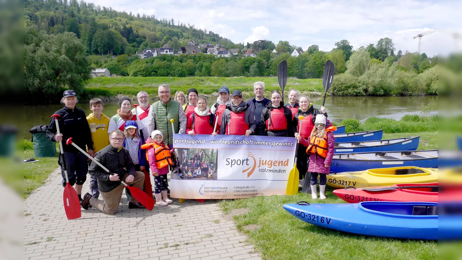Stefan Brüngel von Weserbergland Aktiv (links) hat die Einweisung in die Boote bei der Generalprobe vorgenommen. Sponsor Norbert Drews von der Brigitte und Hans Drews-Stiftung (vorne links) freut sich über das verbindende Element des Weser-Wasser-Festes zwischen Holzminden und Höxter. (Foto: Schwannecke / Kreissportbund Holzminden)
