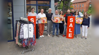 Bieten Aktionen zu den Brakeler Prozent Wochen an: (von links) Simone Schulz-Meyer, Bernhard Fischer, Monika Sünkeler, Rainer Schäfers, Annmarie Gogrewe, Markus Härmens, Henrik Schünemann, Verena Tensi und Anne Schäfer. (Foto: Stadt Brakel)