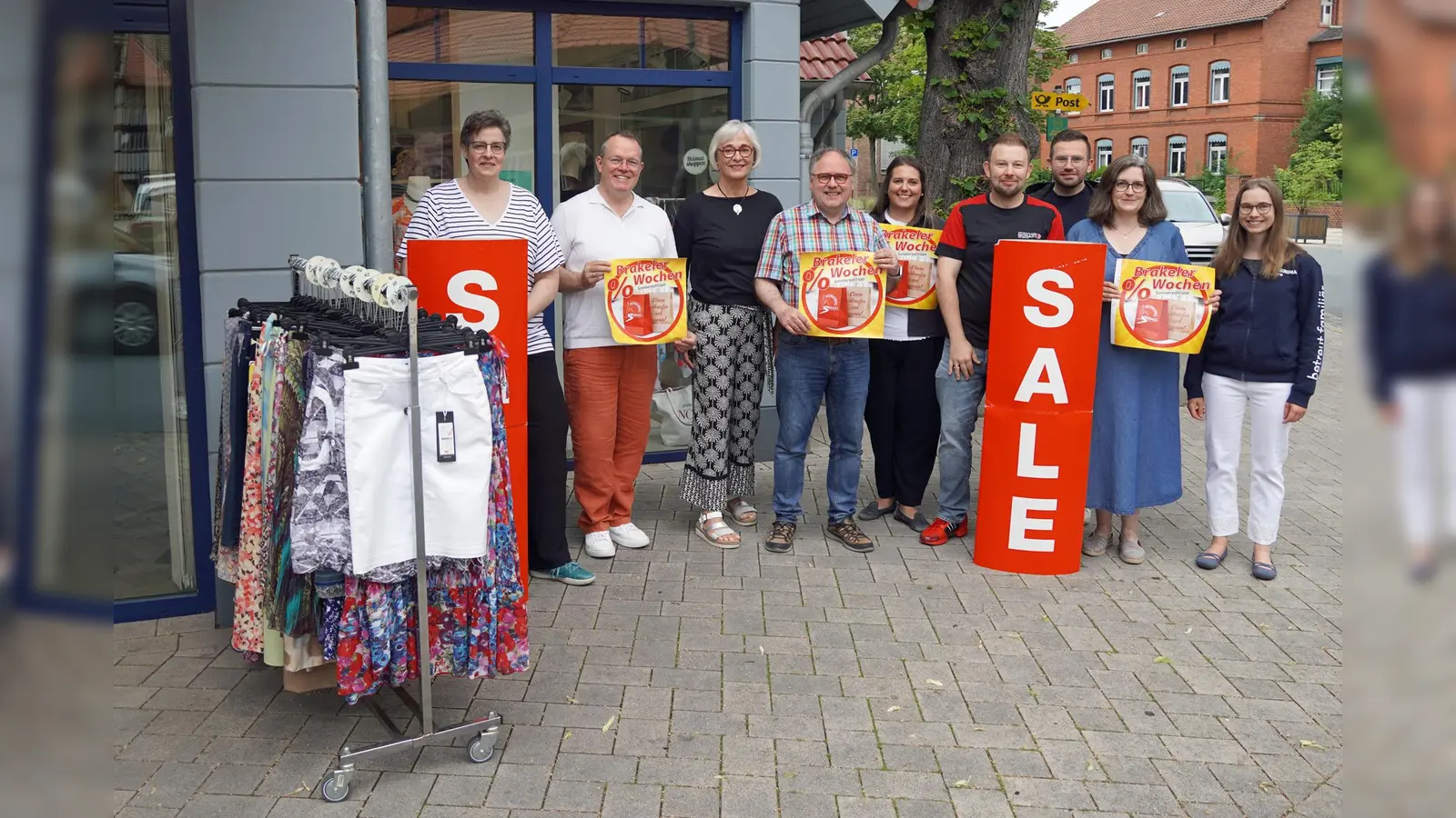 Bieten Aktionen zu den Brakeler Prozent Wochen an: (von links) Simone Schulz-Meyer, Bernhard Fischer, Monika Sünkeler, Rainer Schäfers, Annmarie Gogrewe, Markus Härmens, Henrik Schünemann, Verena Tensi und Anne Schäfer. (Foto: Stadt Brakel)
