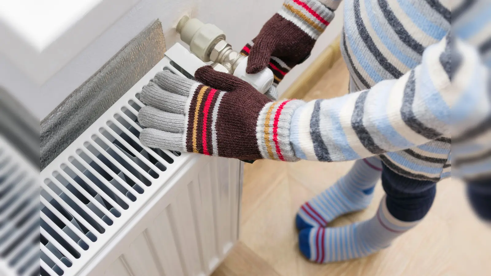 Wenn Dichtungen spröde werden oder aushärten, können Kälte und Feuchtigkeit in die Wohnung ziehen und den Energiebedarf erhöhen. (Foto: DJD/GfA-Dichtungen/iStock/Evgen Prozhyrko)
