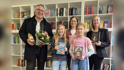 Über die Spende der Volksbank, überbracht durch Michael Brenke, freuen sich die Schülerinnen (vorn v.l.) Antonia Klenke und Charlotte Georgi, Schulleiterin Susanne Krekeler sowie Deutschlehrerin Martina Knüdeler-Gockeln. (Foto: Hüffertgymnasium / privat)