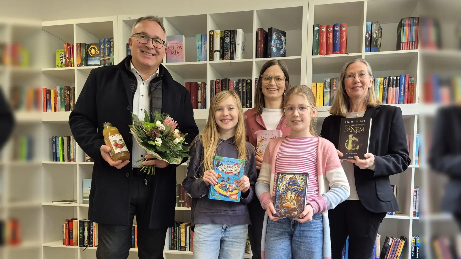 Über die Spende der Volksbank, überbracht durch Michael Brenke, freuen sich die Schülerinnen (vorn v.l.) Antonia Klenke und Charlotte Georgi, Schulleiterin Susanne Krekeler sowie Deutschlehrerin Martina Knüdeler-Gockeln. (Foto: Hüffertgymnasium / privat)