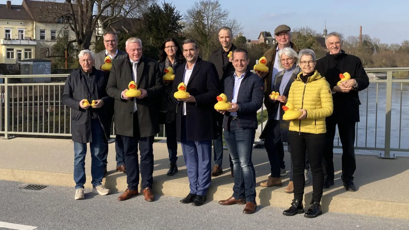 Über die gemeinsame Aktion freuen sich die Vertreter der Serviceclubs und die Bürgermeister der beiden Städte (v.l.) Karl-Heinz Lammert, Thomas Beineke, Daniel Hartmann, Karin Wittrock, Christian Belke, Ralf Flormann,  Jörg Albers,  Jean-Marc Molard, Susanne Krekeler, Claudia Bonefeld und Norbert Kalkert.  (Foto: Holger Kleinod)