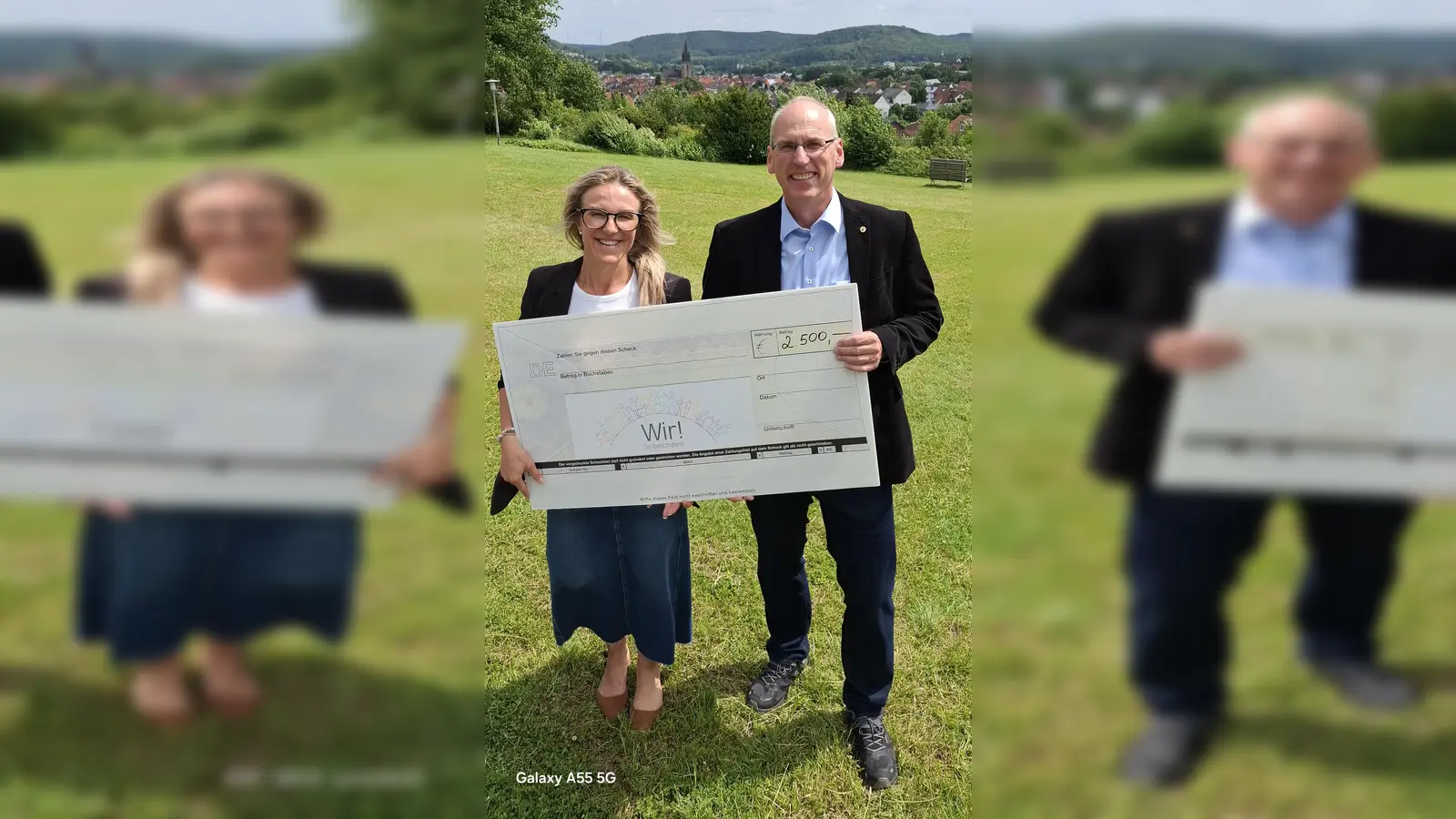 Natalia Friesen (Vereinsvorsitzende Wir! So besonders! e.V.) und Michael Freitag (ehemaliger Präsident Lions Club Bad Driburg) bei der Scheckübergabe. (Foto: privat)