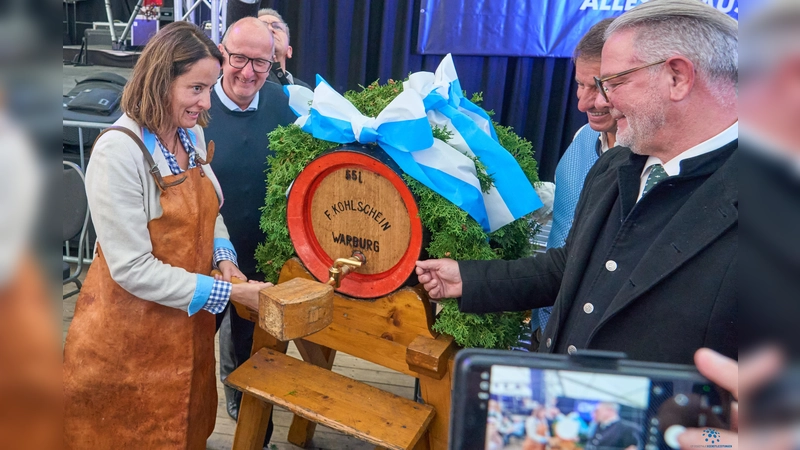 Na klappts? Regierungspräsidentin Anna Katharina Bölling setzte unter den kritischen Blicken von Festwirt Markus Köster, Landrat Michael Stickeln und Brauerei-Chef Michael Kohlschein den Hammer an. (Foto: Stefan Bönning)