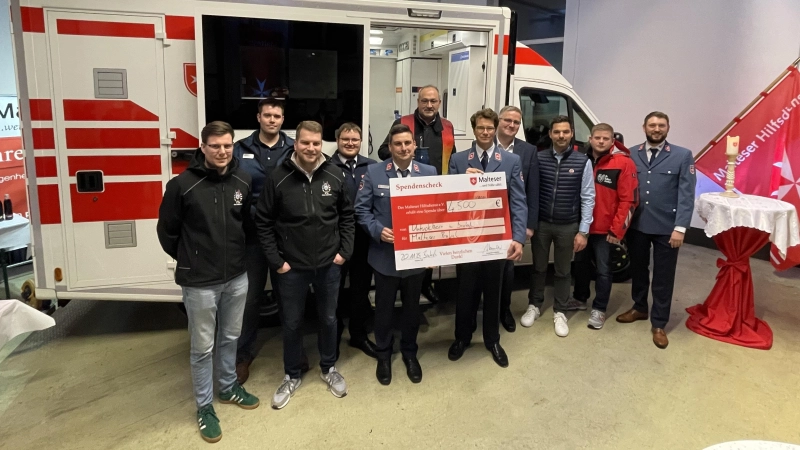 Vor dem neuen KTW B der Malteser Brakel (v. l.): Jannis Engel (Round Table), Marlon Rieger (Malteser und Inhaber NovuCare), Henrik Rathke (Round Table), Markus Gödde (ehrenamtlicher Geschäftsführer der Malteser Brakel), Oliver Baumann (Leiter Einsatzdienste Malteser), Monsignore Andreas Kurte, Ortsbeauftragter Caspar von Haxthausen, Dominik Reineke (VerbundVolksbank OWL eG, Brakel), Thomas Albers (Vereinigte Volksbank eG, Brakel), Jan Bastke (Bastke Foliendesign) und Martin Arndt (Malteser Fundraising). Insgesamt rund 4.500 Euro an Geld und Sachspenden kamen für die Malteser Brakel zusammen. (Foto: Anke Buttchereit)