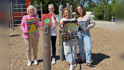 Machen Lust auf ein ungewöhnliches Familienkonzert bei VOICES in Holzhausen: (v.l.) Claudia Holle, Geschäftsführerin Osthushenrich-Stiftung und Anette Berndt, Konrektorin der Katholischen Grundschule Nieheim (hinten). Festivalleiterin Leonore von Falkenhausen und ihre Tochter vom Organisationsteam, Frieda Beermann (vorne). (Foto: M. Schäfer/KulturGut Holzhausen)