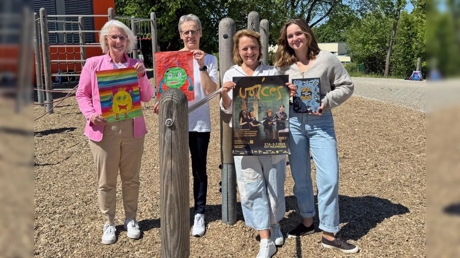 Machen Lust auf ein ungewöhnliches Familienkonzert bei VOICES in Holzhausen: (v.l.) Claudia Holle, Geschäftsführerin Osthushenrich-Stiftung und Anette Berndt, Konrektorin der Katholischen Grundschule Nieheim (hinten). Festivalleiterin Leonore von Falkenhausen und ihre Tochter vom Organisationsteam, Frieda Beermann (vorne). (Foto: M. Schäfer/KulturGut Holzhausen)