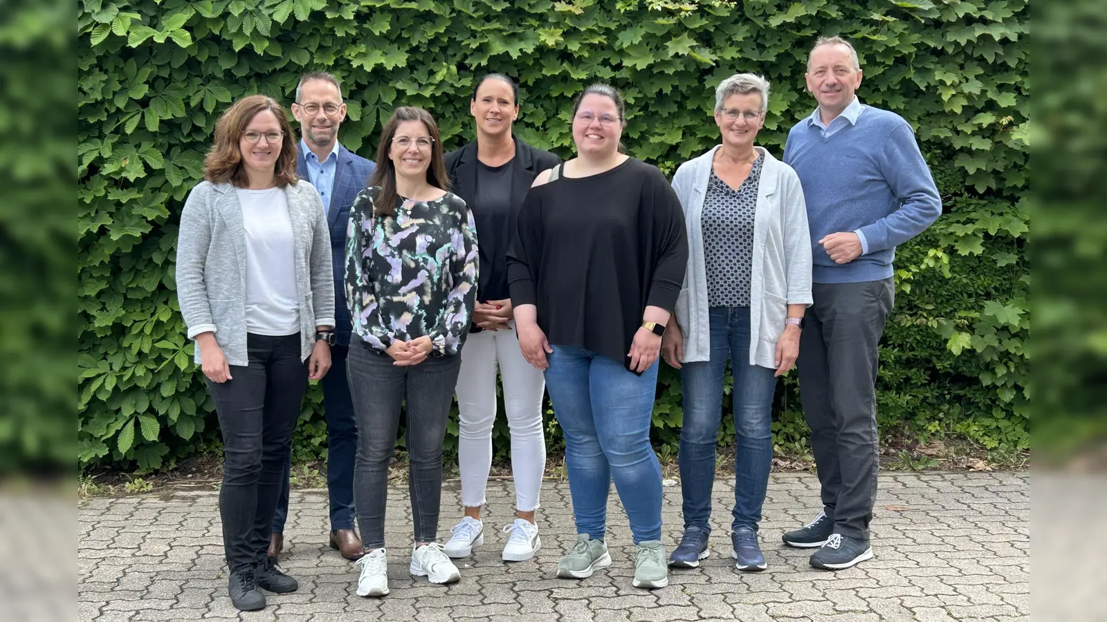 Für eine bessere Versorgung aktiv: Sabine Heinemann (v.l.), Oliver Backhaus (beide Abteilung Gesundheitsvorsorge des Kreises Höxter), Ynes Engelke, Vanessa Kamphemann, Svenja Schimmeyer (alle Diakonie Paderborn-Höxter e.V.), Adelheid Miß-Litfin und Thomas Rudolphi (beide Caritasverband für den Kreis Höxter). (Foto: Kreis Höxter)