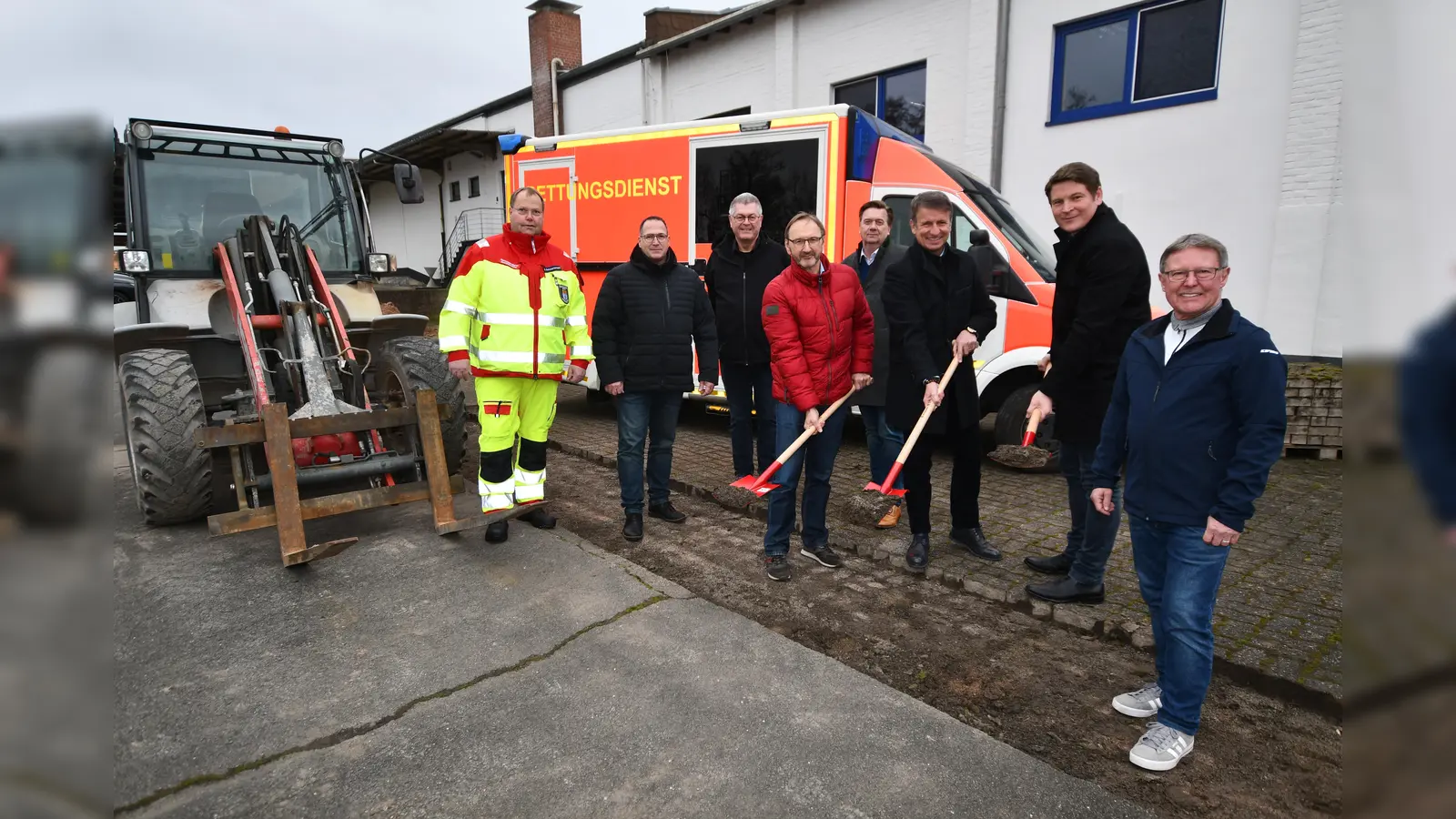 Erster Spatenstich für die neue Rettungswache des Kreises Höxter am Standort Natzungen: Landrat Michael Stickeln (3.v.r.), Borgentreichs Bürgermeister Nicolas Aisch (2.v.r.), Architekt Andreas Kropp (3.v.l.), Leiter des Fachbereichs Öffentliche Sicherheit und Straßenverkehr des Kreises Höxter, Matthias Kämpfer, Leiter der Abteilung Rettungsdienst des Kreises Höxter, Thomas Krämer (4.v.l.), Geschäftsführer der Möbelwerke Decker, Andreas Decker (4.v.l.), Kreistagsmitglied Werner Dürdoth (r.) in Vertretung für Kreistagsmitglied Julia Robrecht und der Leiter der Rettungswache Beverungen, Elmar Schwarzendahl (l.). Foto Kreis Höxter (Foto: Kreis Höxter)