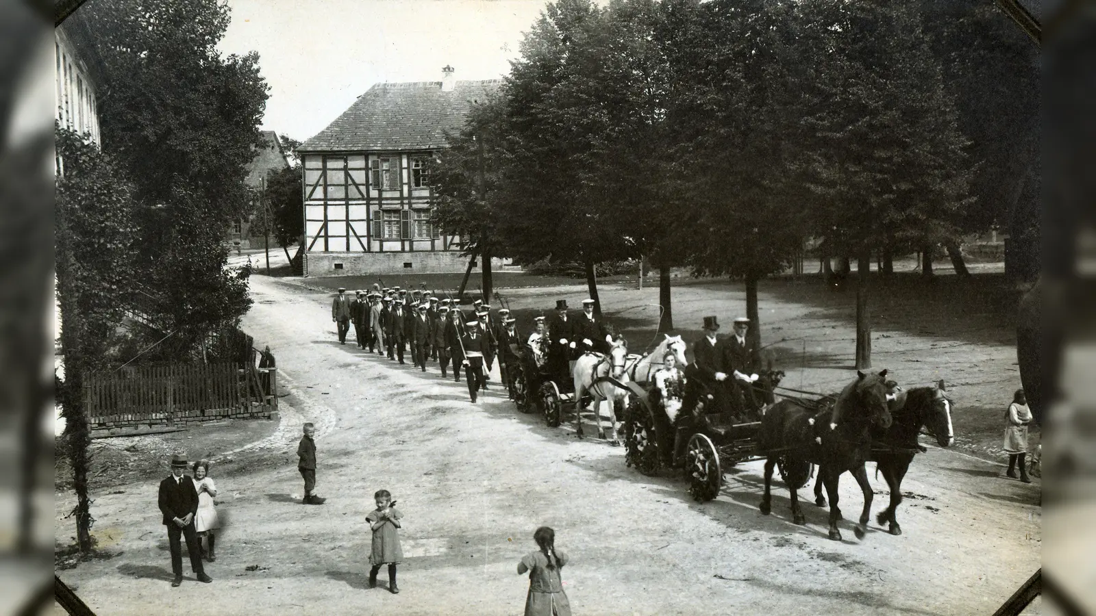 Schützenfest 1925 Umzug an der Sillewart (Foto: Schützenverein Bredenborn Archiv)