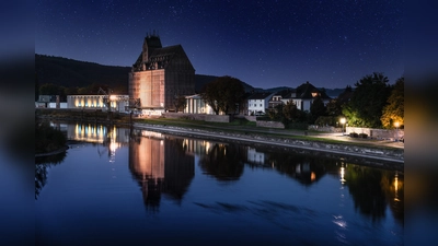 Speicher und Weserpromenade in Holzminden – nächtlicher Blick auf die beleuchtete Uferzone mit dem historischen Getreidespeicher. (Foto: Stadt Holzminden / Projekt Zukunftsraum)