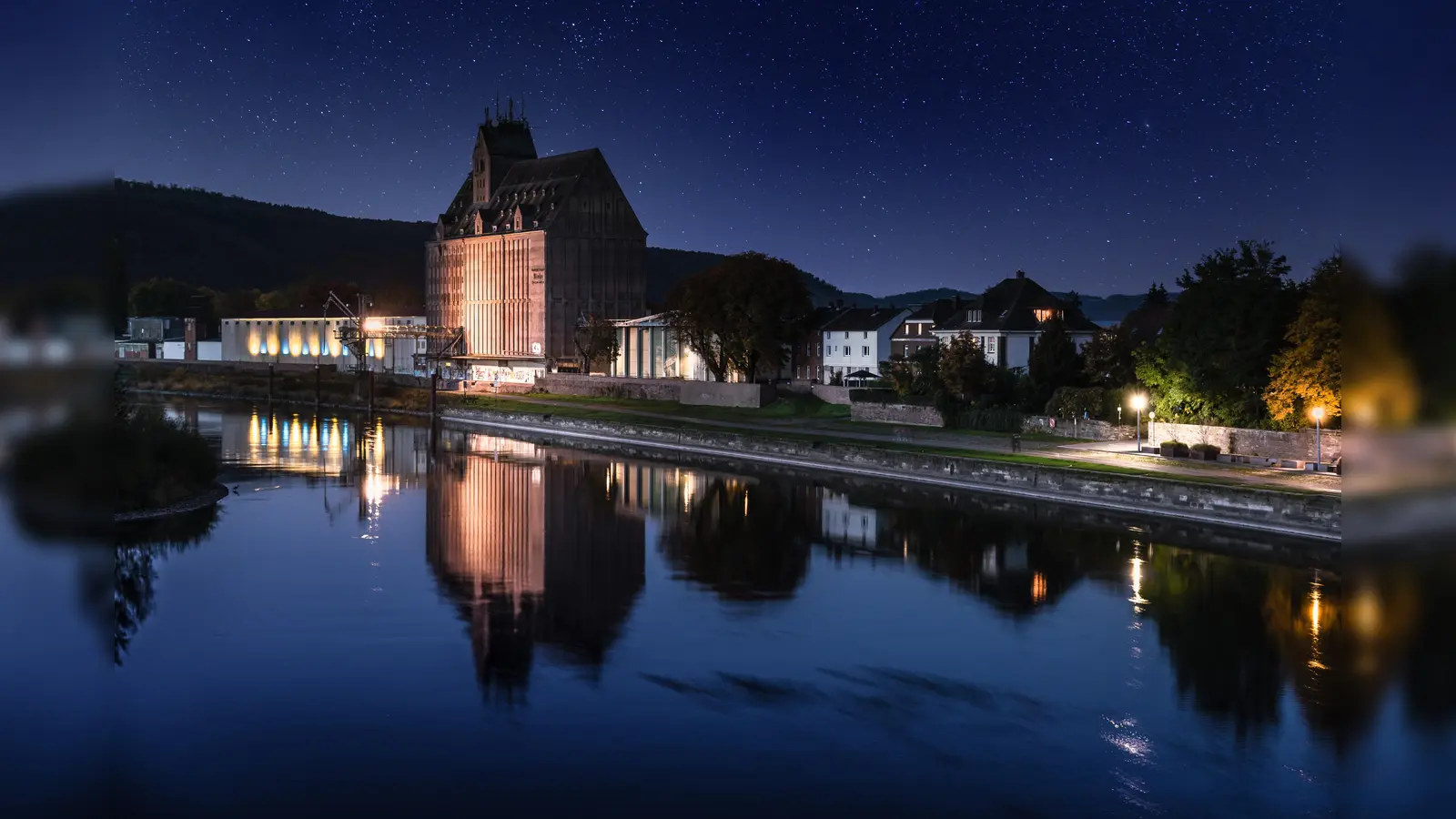 Speicher und Weserpromenade in Holzminden – nächtlicher Blick auf die beleuchtete Uferzone mit dem historischen Getreidespeicher. (Foto: Stadt Holzminden / Projekt Zukunftsraum)