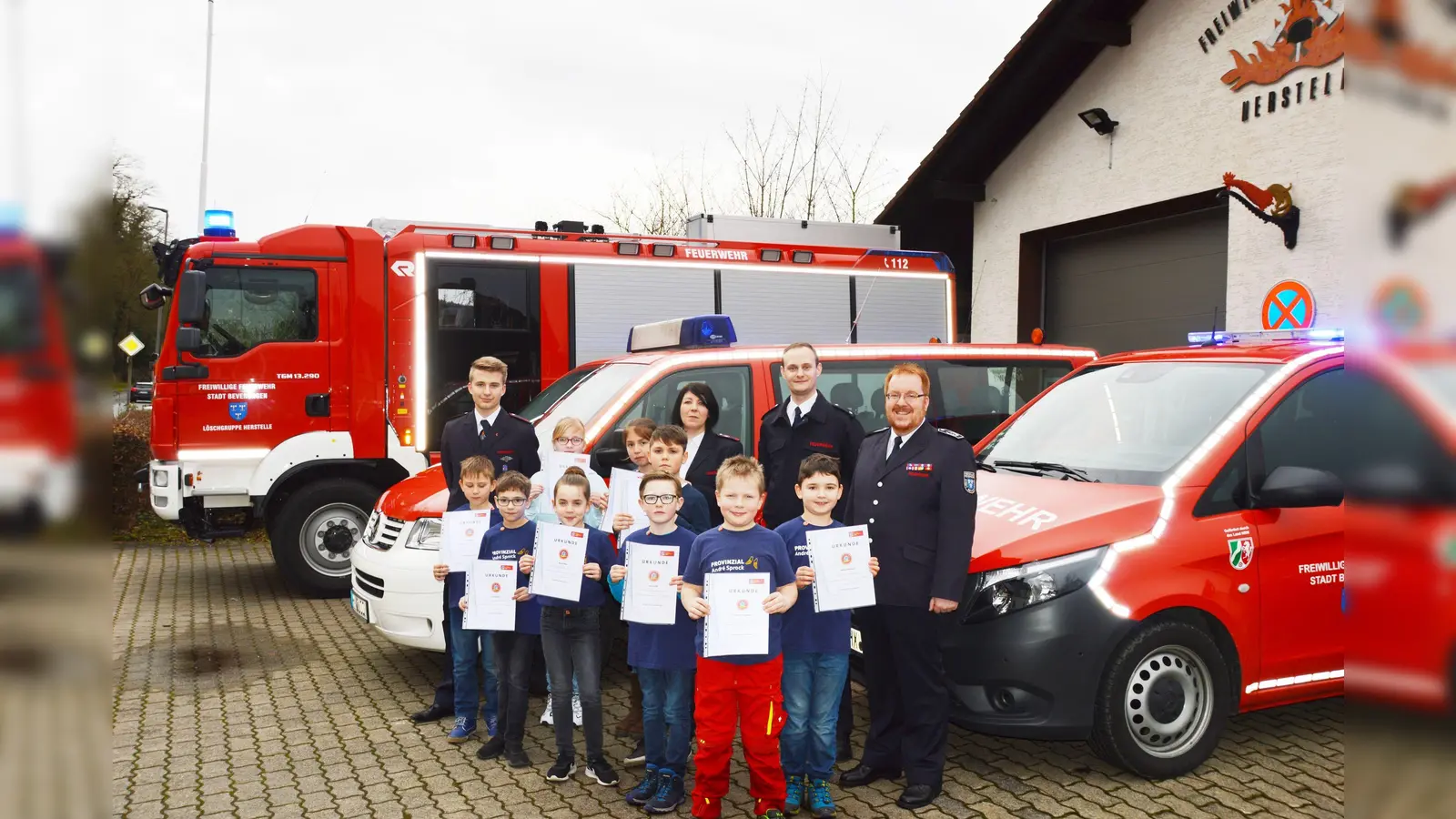 (v.r.) Leiter der Freiwilligen Feuerwehr Beverungen Stadtbrandinspektor Stefan Nostitz, Matteo Kuhlmann, Bildungsreferent für Kinder und Jugendfeuerwehr NRW Alexander von den Steinen, Tammo Schüttemeyer, Kinderfeuerwehrwartin Cristina Anes-Knaup, Pius Müller, David Knaup, Mara Pirone, Merle Ferber, Jolina Henke, Ben Robrecht, Phil Homann und Stellv. Kinderfeuerwehrwart Lukas Peters. (Foto: Foto: Martin Kaup)