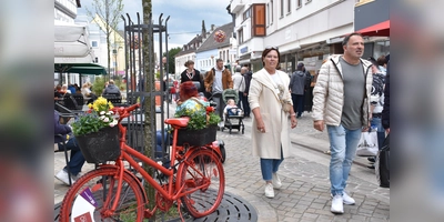 Die Fußgängerzone zeigte sich frühlingshaft geschmückt den vielen Gästen.  (Foto: Barbara Siebrecht)