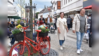 Die Fußgängerzone zeigte sich frühlingshaft geschmückt den vielen Gästen.  (Foto: Barbara Siebrecht)