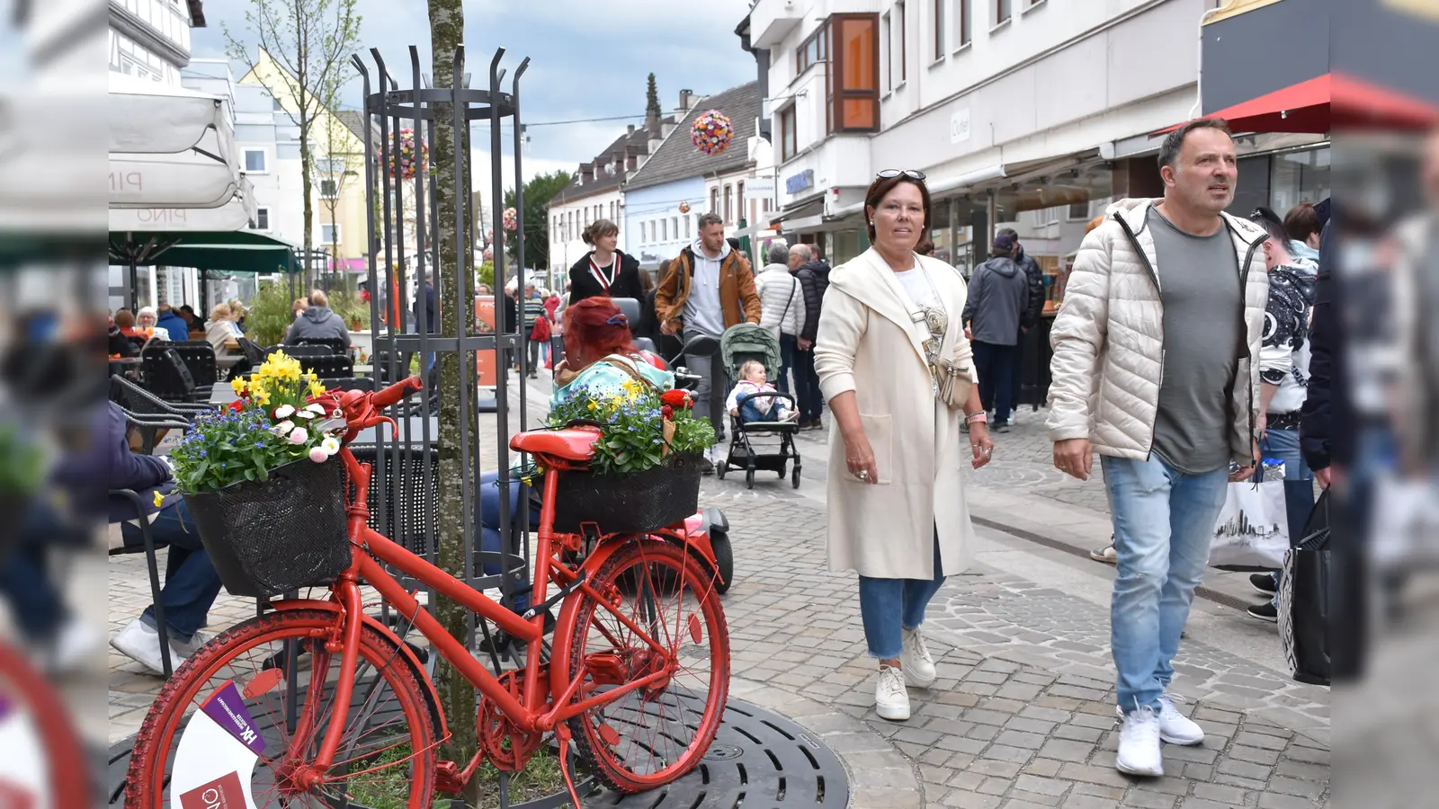 Die Fußgängerzone zeigte sich frühlingshaft geschmückt den vielen Gästen.  (Foto: Barbara Siebrecht)