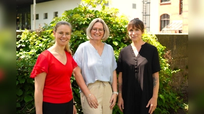 Theresa Hecker, Koordinierungsstelle Jugend und Soziales des Landkreises Holzminden, Stefanie Ahlborn, Dezernentin für Jugend, Gesundheit und Soziales des Landkreises Holzminden, und Monique Becker, Leiterin der Koordinierungsstelle Kinderschutz von Projekt Begegnung.<br><br> (Foto: Barbara Siebrecht)
