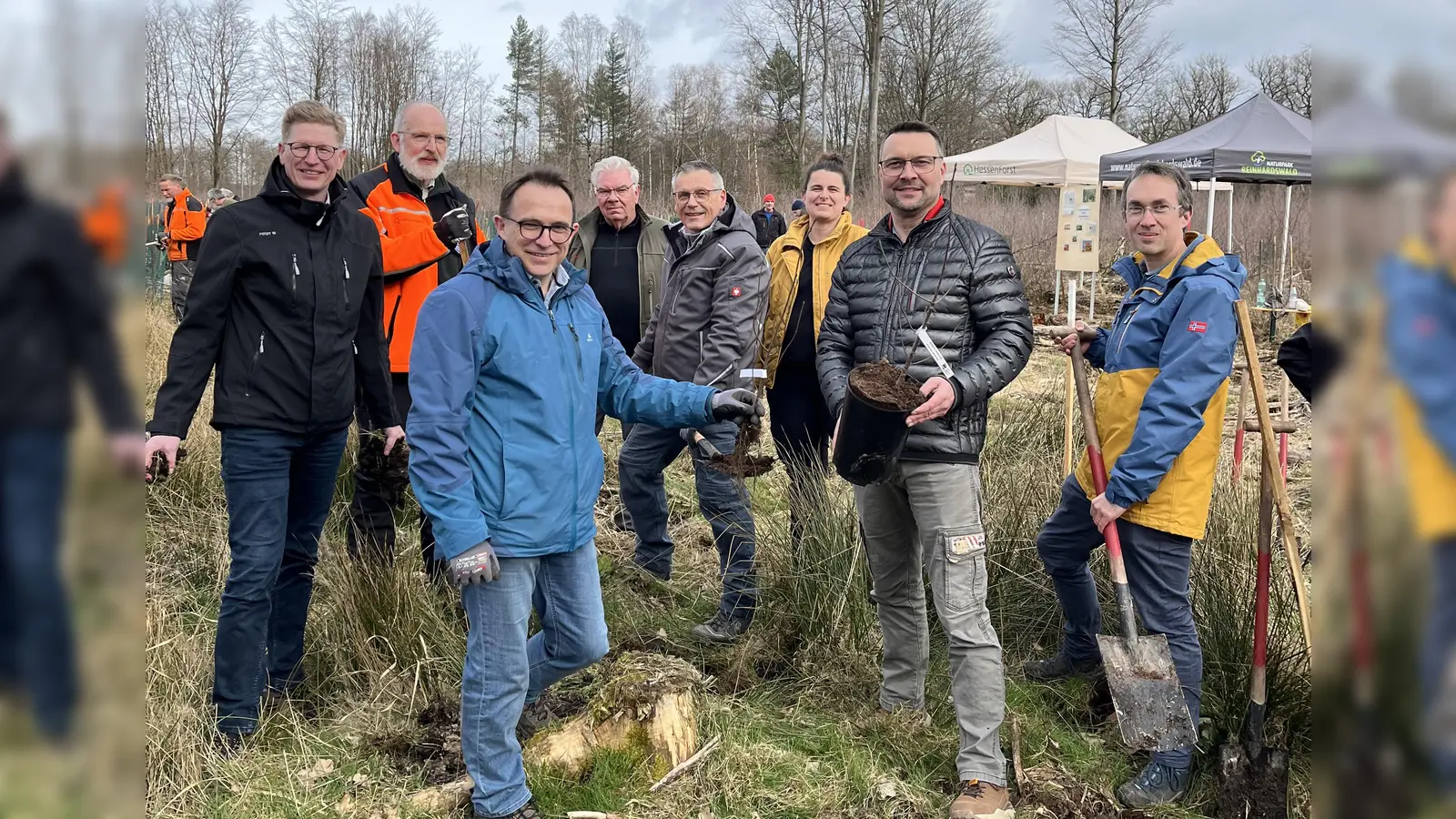 Der Vorstand des Naturparks und Mitglieder des Fördervereins Naturpark halfen vorbildlich bei der Pflanzaktion mit: (v.l.) Danny Sutor, Bürgermeister Grebenstein, Lars Obermann, Bürgermeister Immenhausen, dahinter Forstamtsleiter Holger Pflüger-Grone, Walter Kouril vom Förderverein, Andreas Siebert, landrat und 1. Vorsitzender Naturpark, Torben Busse, Bürgermeister Hofgeismar und 2. Vorsitzender Naturpark, dahinter Manuela Greipel, Geschäftsführerin Naturpark, und Marcus Dittrich, Bürgermeister von Bad Karlshafen. (Foto: Naturpark Reinhardswald)