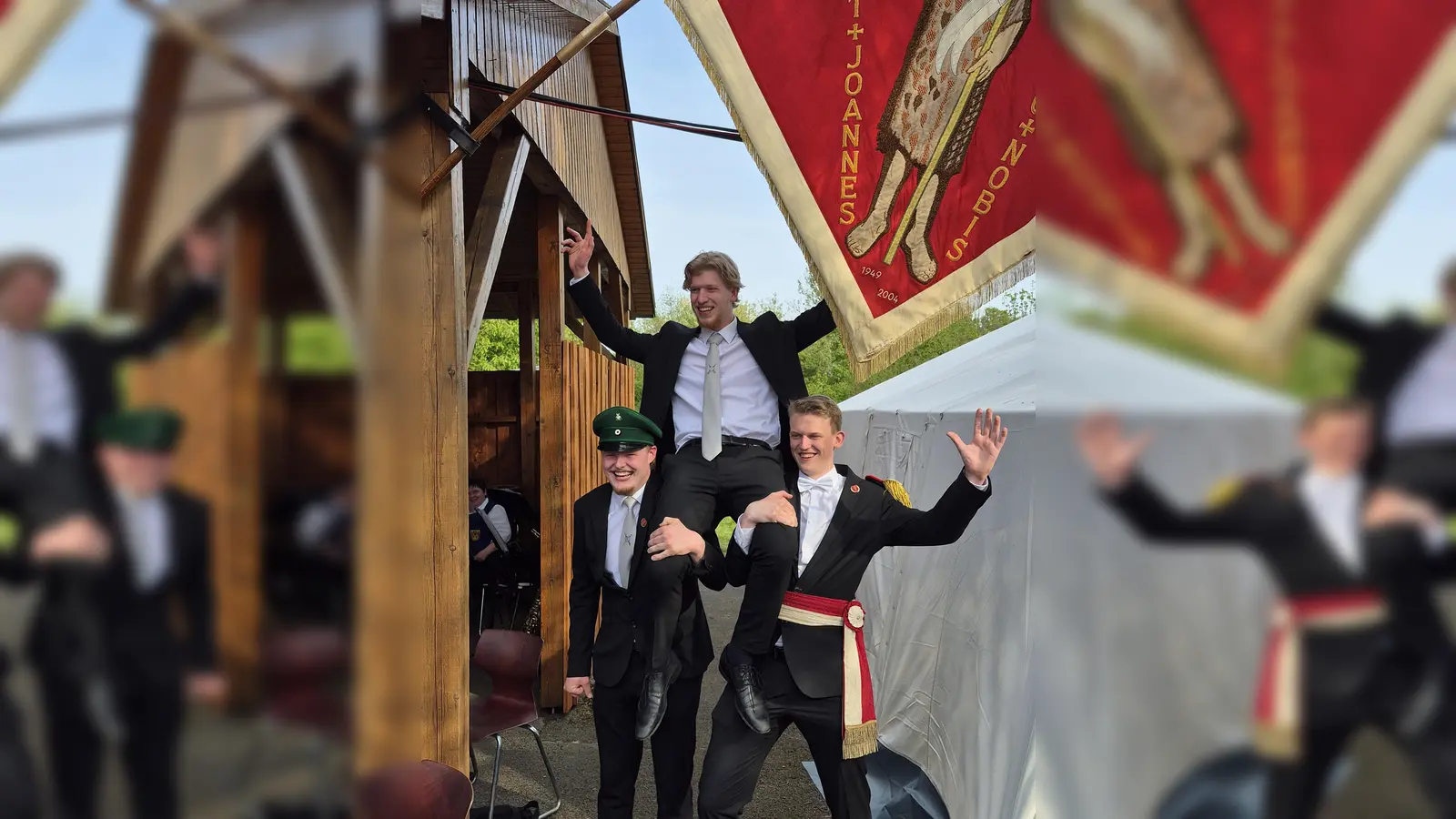 David Arzer ist neuer Regent der Willebadessener Jungschützen, hier getragen von Jasper Varchmin (links) und Clemens Rustemeier. (Foto: privat)