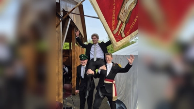 David Arzer ist neuer Regent der Willebadessener Jungschützen, hier getragen von Jasper Varchmin (links) und Clemens Rustemeier. (Foto: privat)