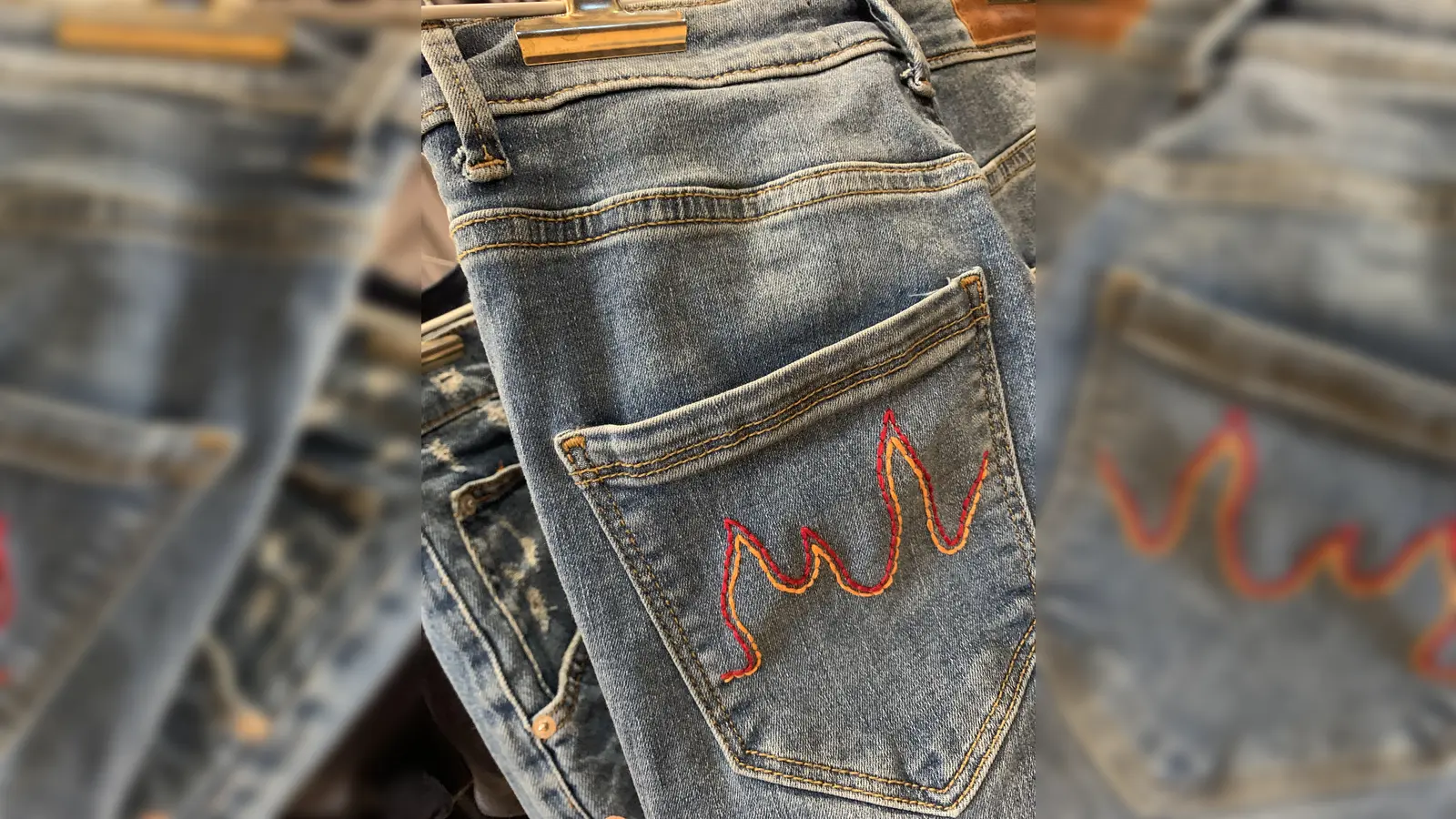Reißverschluss kaputt, Loch im Lieblingsshirt oder einfach mal Lust auf etwas Neues? Beim kostenlosen Upcycling-Workshop im Dorftreff Scherfede gibt Mode-Textil-Designerin Laura Schlütz wieder viele kreative Tipps, wie aus alter Kleidung wieder echte Lieblingsstücke werden. Auf Einladung des Kreises Höxter findet der Workshop am kommenden Freitag, 28. November, von 18 bis 21 Uhr statt. Die Teilnahme ist kostenlos. (Foto: Kreis Höxter)