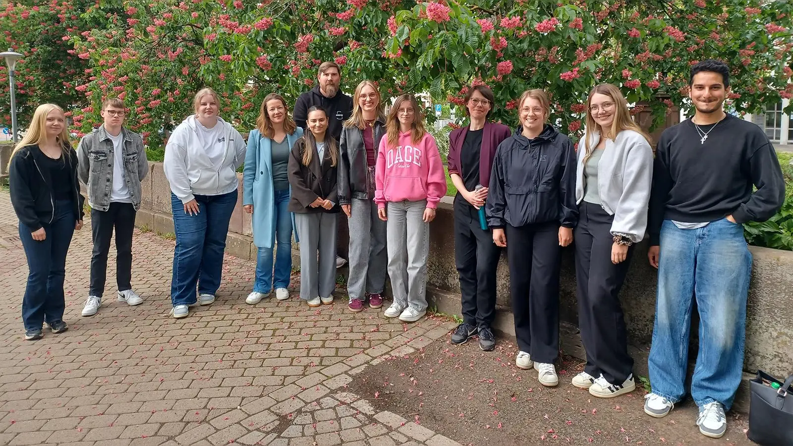 Freuen sich über eine rege Teilnahme an der Fotoaktion: Die Studierenden der Projektgruppe mit Prof. Dr. Angelina Göb (4. v. l.). (Foto: HAWK)