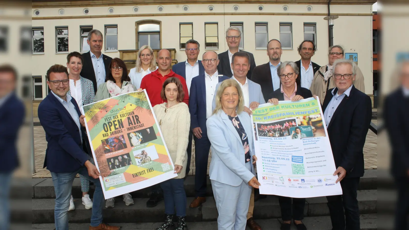 Die Organisatoren und Sponsoren freuen sich auf das 10. Kreisfamilienfest in Bad Diburg (oben von links): Udo Stöver (Präsident des Lions Clubs), Verena Mikus (Teamgeist Werbung), Franz Streitbürger (Axa-Versicherung), Matthias Gockeln (VerbundVolksbank OWL eG, Filiale Bad Driburg), Dominic Gehle (Leiter der Abteilung Bildung und Integration des Kreises Höxter), Rüdiger Gleisberg, Tuija Niederheide (beide KI) sowie (mittlere Reihe von links) Heike Rüther-Tietze (Vereinigte Volksbank eG, Geschäftsstelle Bad Driburg), Suzan Ochmann (Bad Driburger Naturparkquellen), Lars Markus (Rewe-Filialleiter), Martin Dirkes (Sparkasse Höxter), Landrat Michael Stickeln, Bad Driburgs stellvertretende Bürgermeisterin Christa Heinemann und (unten von links) Daniel Winkler (Bad Driburger Touristik GmbH), Kristin Kilsch (KI), Filiz Elüstü (Leiterin des KI) sowie Kreisdirektor Klaus Schumacher.<br> (Foto: Kreis Höxter)